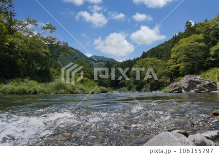 夏の奥多摩の多摩川 106155797