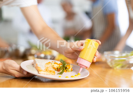 Group of people learning how to cook at master class 106155956