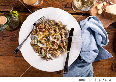 Seafood linguine pasta with clams served with wine 106156181