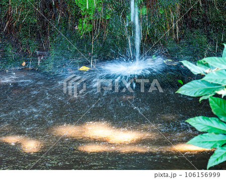 背景素材　夏の清涼な景色　湧水の流れ落ちる滝と飛沫 106156999