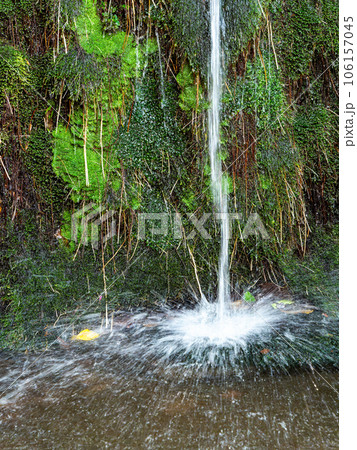 背景素材　夏の清涼な景色　湧水の流れ落ちる滝と飛沫 106157045