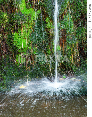 背景素材　夏の清涼な景色　湧水の流れ落ちる滝と飛沫 106157046