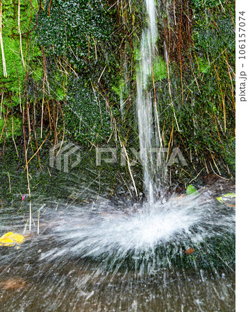 背景素材 夏の清涼な景色 湧水の流れ落ちる滝と飛沫 背景素材 夏の清涼な景色 湧水の流れ落ちる滝と飛沫 106157074