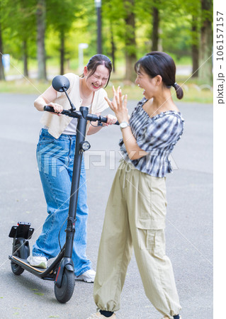 若い女性が乗る電動キックボードが歩行者と交通事故を起こすイメージ|交通事故イメージ 若い女性が乗る電動キックボードが歩行者と交通事故を起こすイメージ|交通事故イメージ 106157157