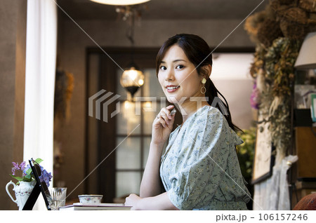 カフェで仕事をする若い女性　カメラ目線 106157246