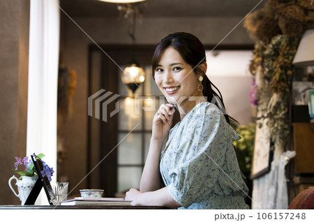 カフェで仕事をする若い女性　カメラ目線 106157248