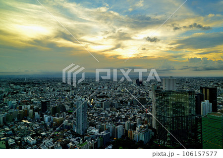 東京都庁 展望室から都市の夕景 106157577
