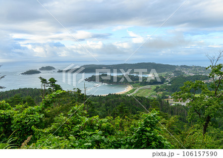 気仙沼大島の亀山展望台から望む小田の浜海水浴場方面 気仙沼大島の亀山展望台から望む小田の浜海水浴場方面 106157590