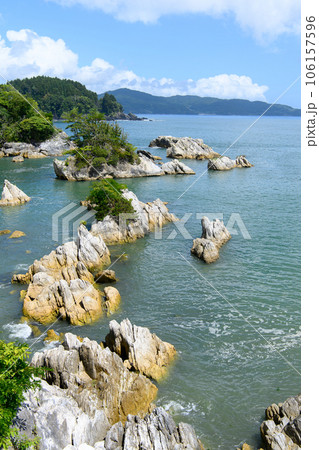 唐桑半島の大理石海岸(縦写真) 106157596
