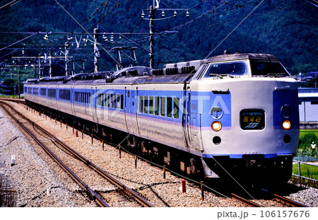 2002年 中央東線を走る183系臨時特急あずさ9両の写真素材 [106157676