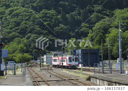 釜石駅を出発する三陸鉄道の列車 106157837