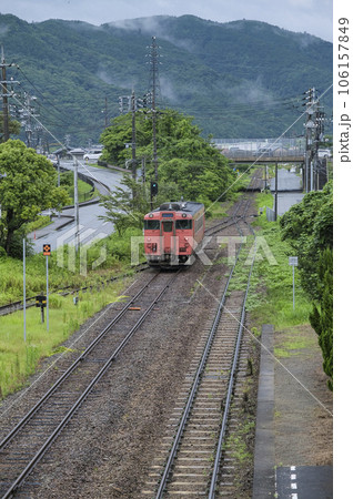 萩駅を出発する山陰本線の普通列車 106157849