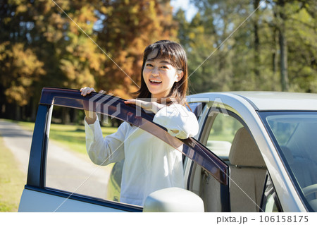 車を運転する女性 車を運転する女性 106158175