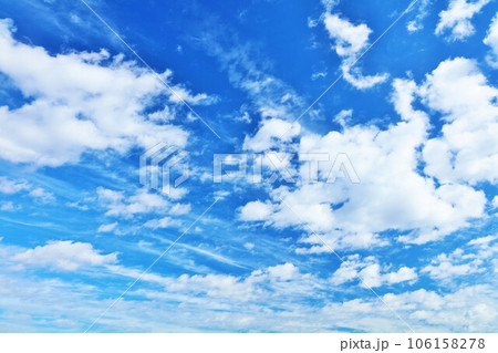 秋の青空と雲 106158278