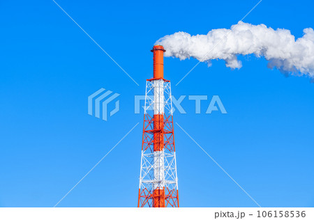 快晴の空とモクモクと白煙を上げる煙突 106158536
