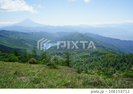大菩薩嶺ハイキング　大菩薩嶺山頂から大菩薩峠に向かう尾根から見える富士山　2023年6月17日 106158712