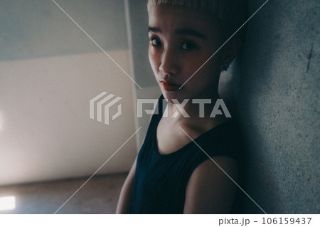 室内で佇んでいる若い女性 室内で佇んでいる若い女性 106159437