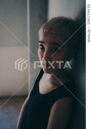 室内で佇んでいる若い女性 室内で佇んでいる若い女性 106159438