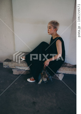 室内でドライフラワーを持って佇む女性 106159571