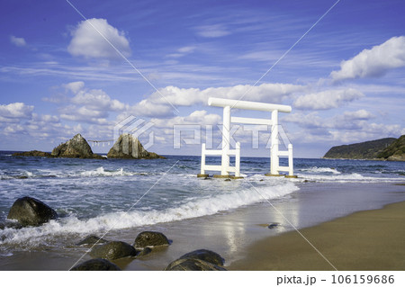 福岡県 糸島市 二見ヶ浦の白い鳥居と夫婦岩 福岡県 糸島市 二見ヶ浦の白い鳥居と夫婦岩 106159686