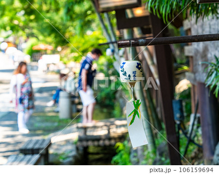 日本の夏景色 涼し気な風鈴と豊かな緑 日本の夏景色 涼し気な風鈴と豊かな緑 106159694