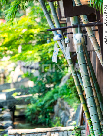 日本の夏景色 涼し気な風鈴と豊かな緑 日本の夏景色 涼し気な風鈴と豊かな緑 106159703