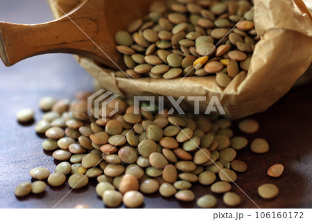 紙袋からこぼれ出るレンズ豆 106160172