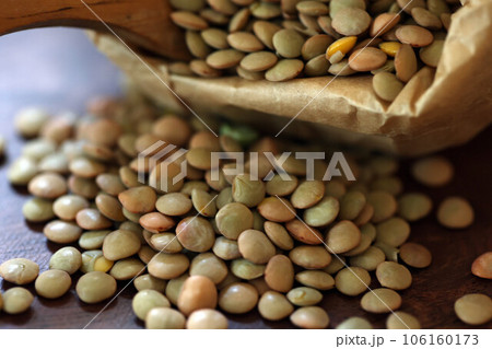 紙袋からこぼれ出るレンズ豆 106160173