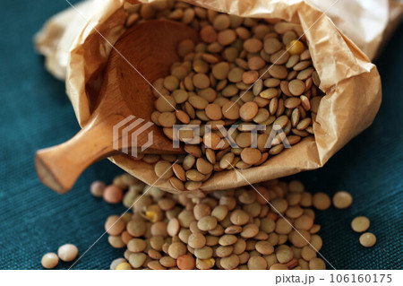 紙袋からこぼれ出るレンズ豆 106160175