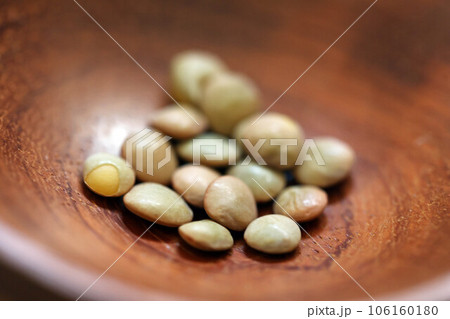 木製の丸い皿に盛ったレンズ豆のクローズアップ 106160180