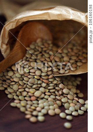 紙袋からこぼれ出るレンズ豆 紙袋からこぼれ出るレンズ豆 106160198