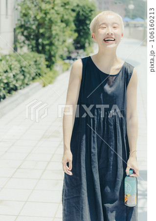 歩いている若い女性 106160213