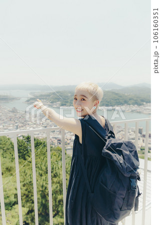 尾道を一人旅をしている若い女性 106160351