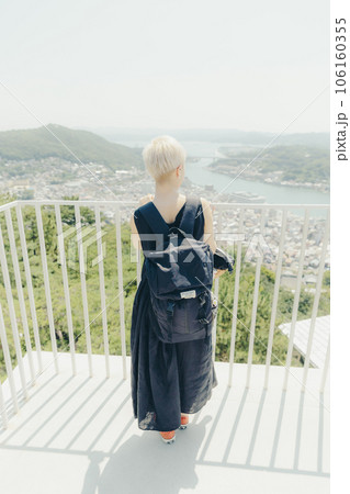 尾道を一人旅をしている若い女性 106160355