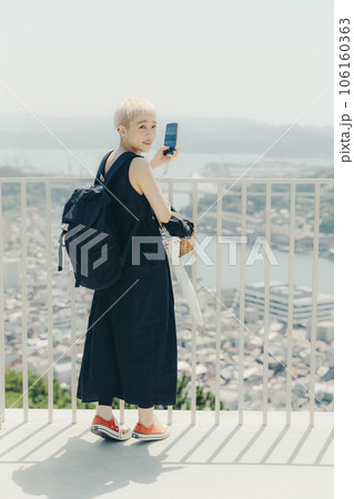 尾道を一人旅をしている若い女性 106160363