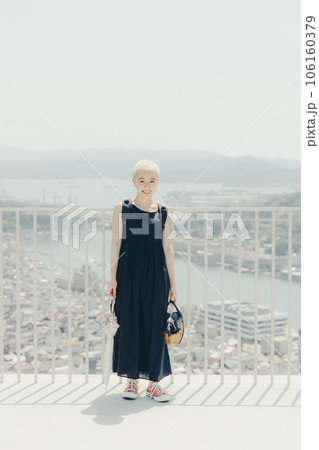 尾道を一人旅をしている若い女性 106160379