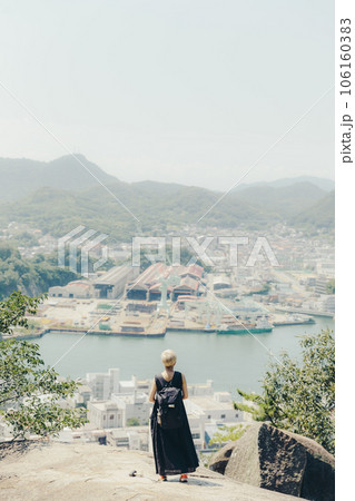 尾道を一人旅をしている若い女性 尾道を一人旅をしている若い女性 106160383