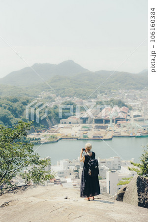 尾道を一人旅をしている若い女性 尾道を一人旅をしている若い女性 106160384
