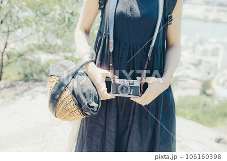 尾道を一人旅をしている若い女性 106160398