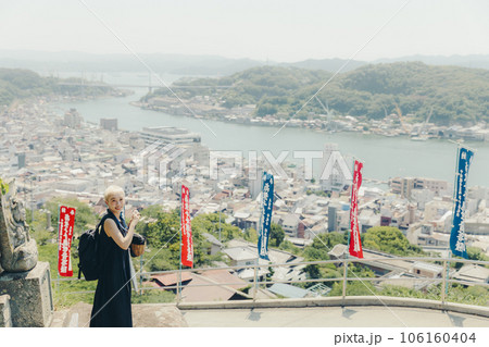 尾道を一人旅をしている若い女性 尾道を一人旅をしている若い女性 106160404