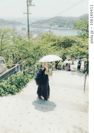 尾道を一人旅をしている若い女性 106160411