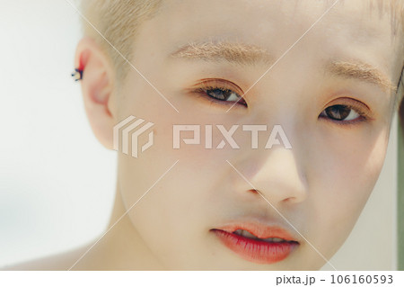 若い女性のアップした写真 若い女性のアップした写真 106160593
