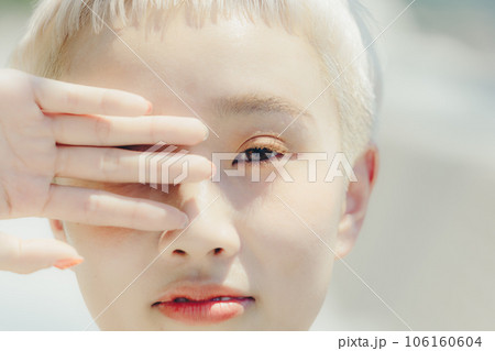 若い女性のアップした写真 106160604