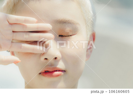 若い女性のアップした写真 106160605