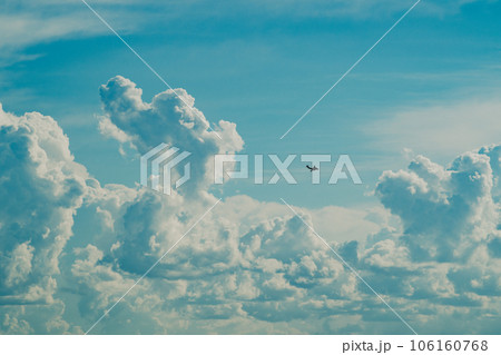 夏空に湧き立つ積乱雲と周囲を飛ぶ飛行機　a-5 フィルム調 106160768