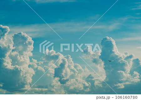 夏空に湧き立つ積乱雲と周囲を飛ぶ飛行機 c-5 フィルム調 夏空に湧き立つ積乱雲と周囲を飛ぶ飛行機 c-5 フィルム調 106160780