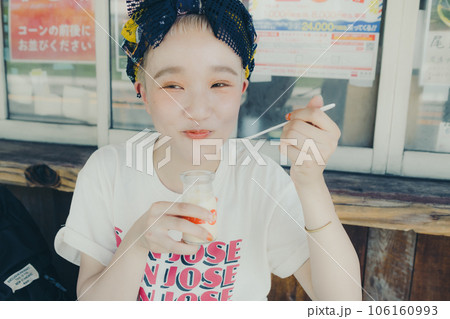 観光地でプリンを食べる女性 106160993