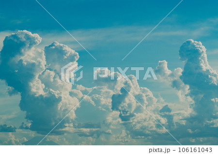 夏空に湧き上がる積乱雲 フィルム調 夏空に湧き上がる積乱雲 フィルム調 106161043
