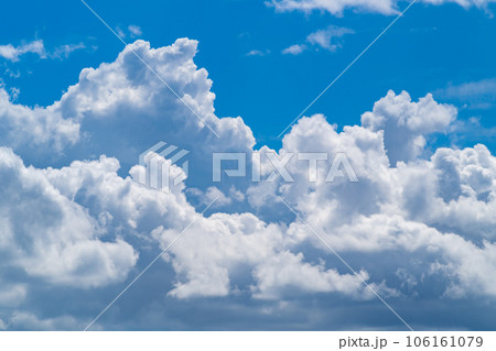 夏空の青空を覆って行く積乱雲 夏空の青空を覆って行く積乱雲 106161079