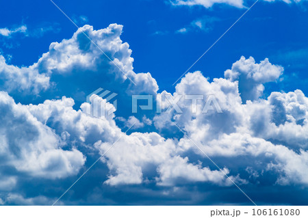 夏空の青空を覆って行く積乱雲　高彩度コントラスト 106161080
